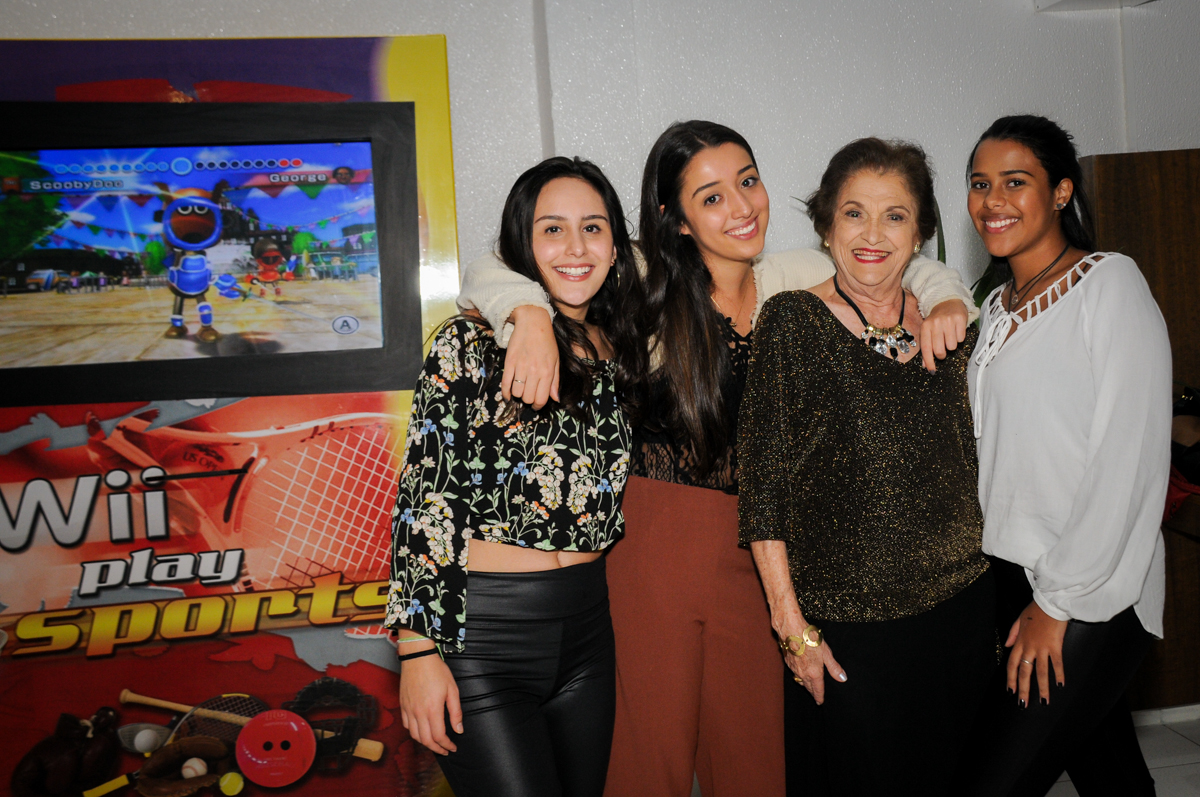 netas-posam-para-a-festa-no-Buffet-Bugui-Ugui-Vila-Mascoti-são-paulo-sp-aniversário-adulto-laurinha-80-anos
