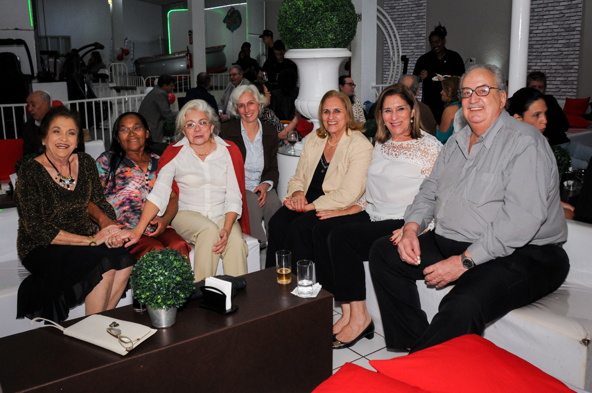 amigos-sâo-fotografados-no-Buffet-Bugui-Ugui-Vila-Mascoti-são-paulo-sp-aniversário-adulto-laurinha-80-anos