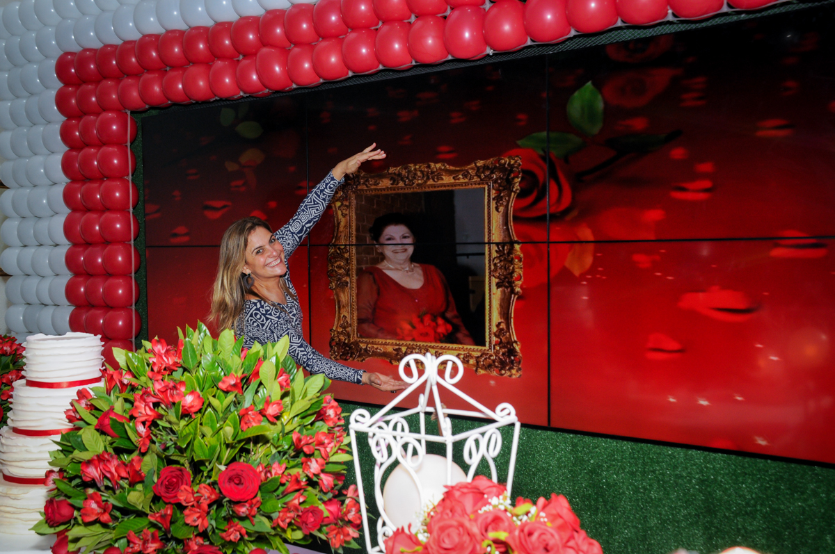 nora-homenageia-a-aniversariante-no-Buffet-Bugui-Ugui-Vila-Mascoti-são-paulo-sp-aniversário-adulto-laurinha-80-anos