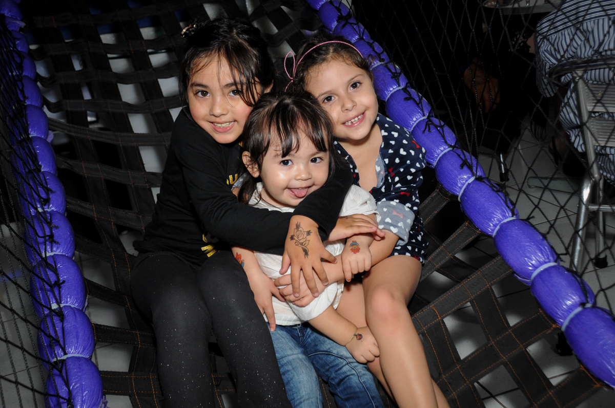 crianças-curtem-a-festa-no-Buffet-Bugui-Ugui-Vila-Mascoti-são-paulo-sp-aniversário-adulto-laurinha-80-anos