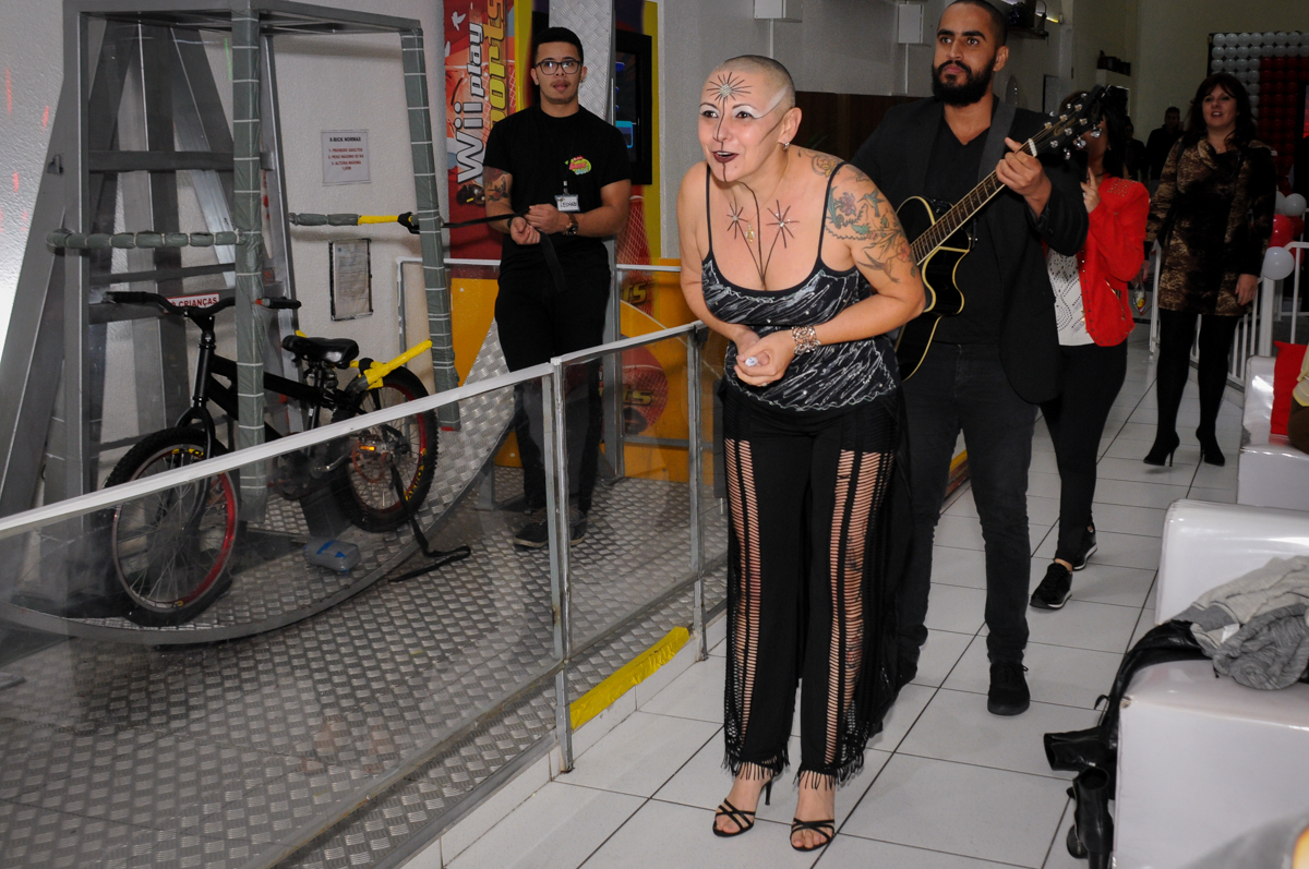 entrada-dos-artistas-para-o-show-no-Buffet-Bugui-Ugui-Vila-Mascoti-são-paulo-sp-aniversário-adulto-laurinha-80-anos