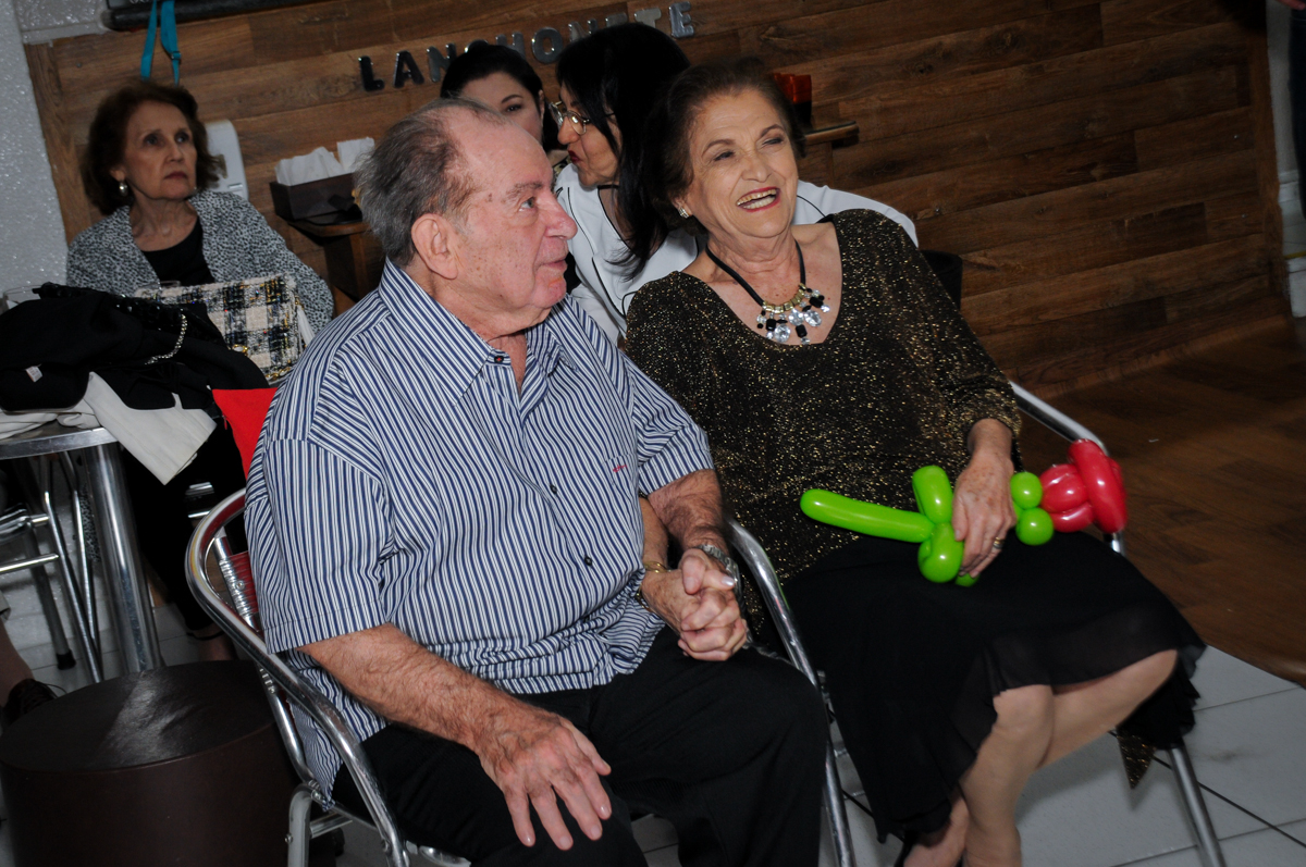 casal=-assiste-o-show-no-Buffet-Bugui-Ugui-Vila-Mascoti-são-paulo-sp-aniversário-adulto-laurinha-80-anos