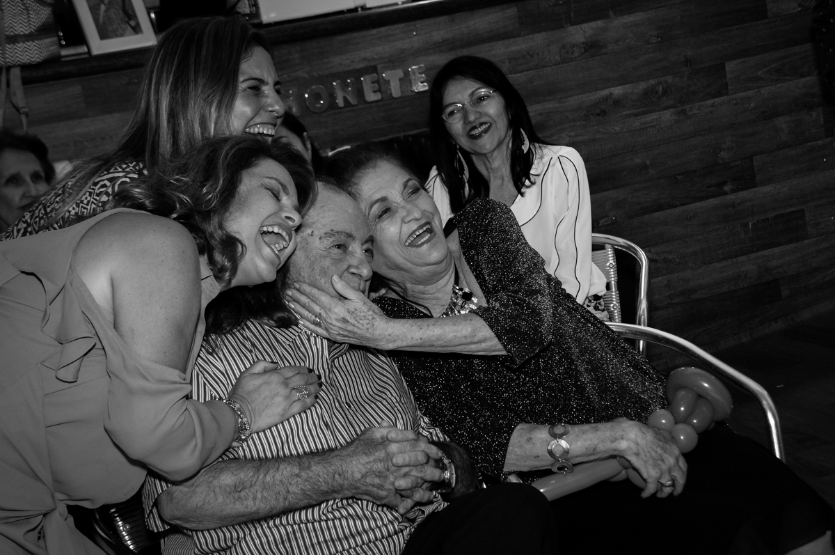 família-feliz-com-o-show-no-Buffet-Bugui-Ugui-Vila-Mascoti-são-paulo-sp-aniversário-adulto-laurinha-80-anos