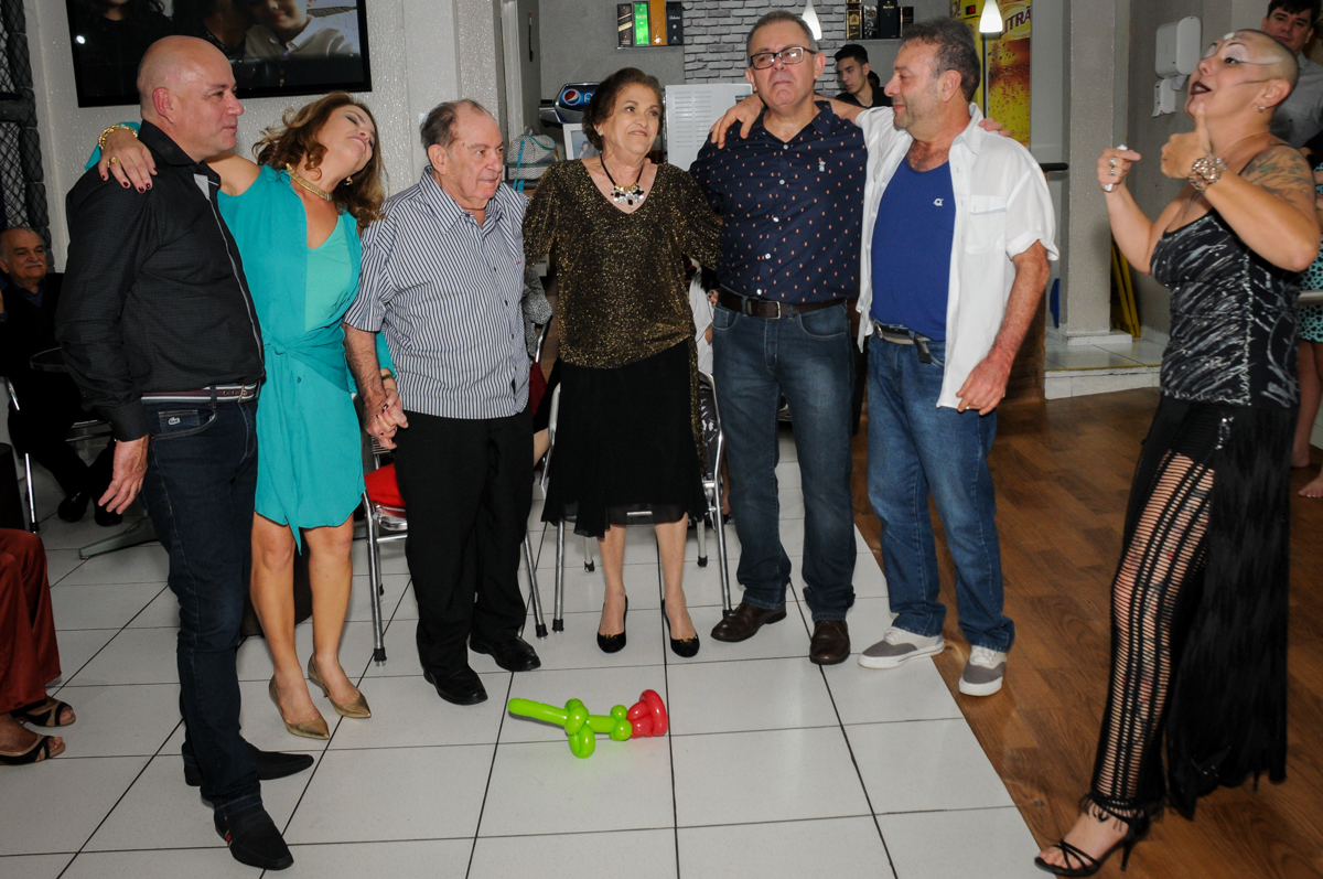 fotografia-com-os-filhos-no-Buffet-Bugui-Ugui-Vila-Mascoti-são-paulo-sp-aniversário-adulto-laurinha-80-anos