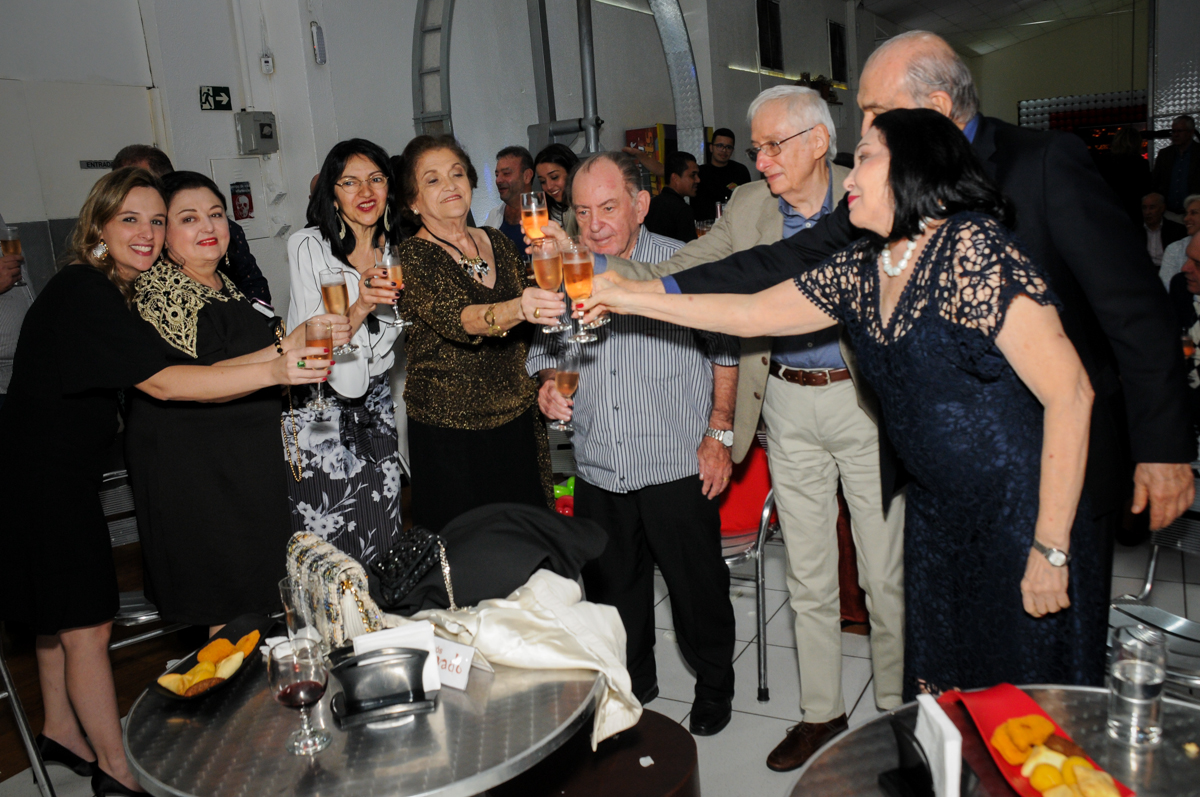 brinde-feliz-no-Buffet-Bugui-Ugui-Vila-Mascoti-são-paulo-sp-aniversário-adulto-laurinha-80-anos