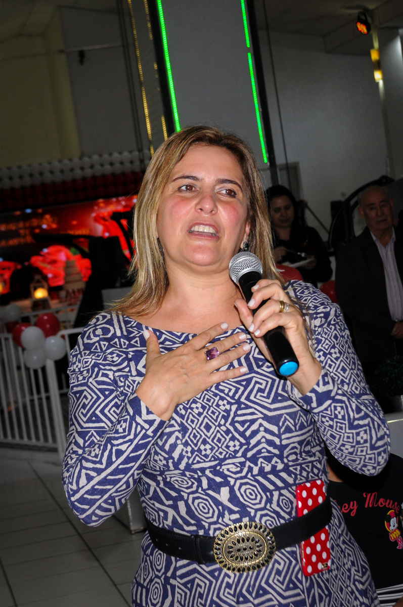 nora-faz-discurso-no-Buffet-Bugui-Ugui-Vila-Mascoti-são-paulo-sp-aniversário-adulto-laurinha-80-anos
