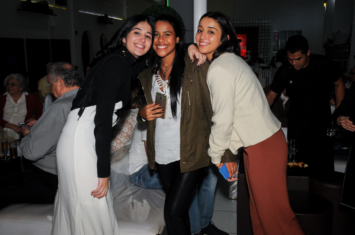 netas-posam-para-a-foto-no-Buffet-Bugui-Ugui-Vila-Mascoti-são-paulo-sp-aniversário-adulto-laurinha-80-anos