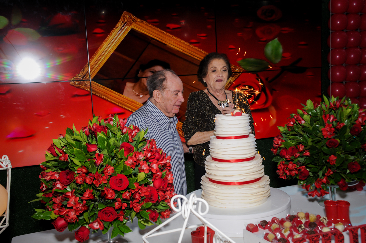 hora-de-cantar-parabéns-no-Buffet-Bugui-Ugui-Vila-Mascoti-são-paulo-sp-aniversário-adulto-laurinha-80-anos