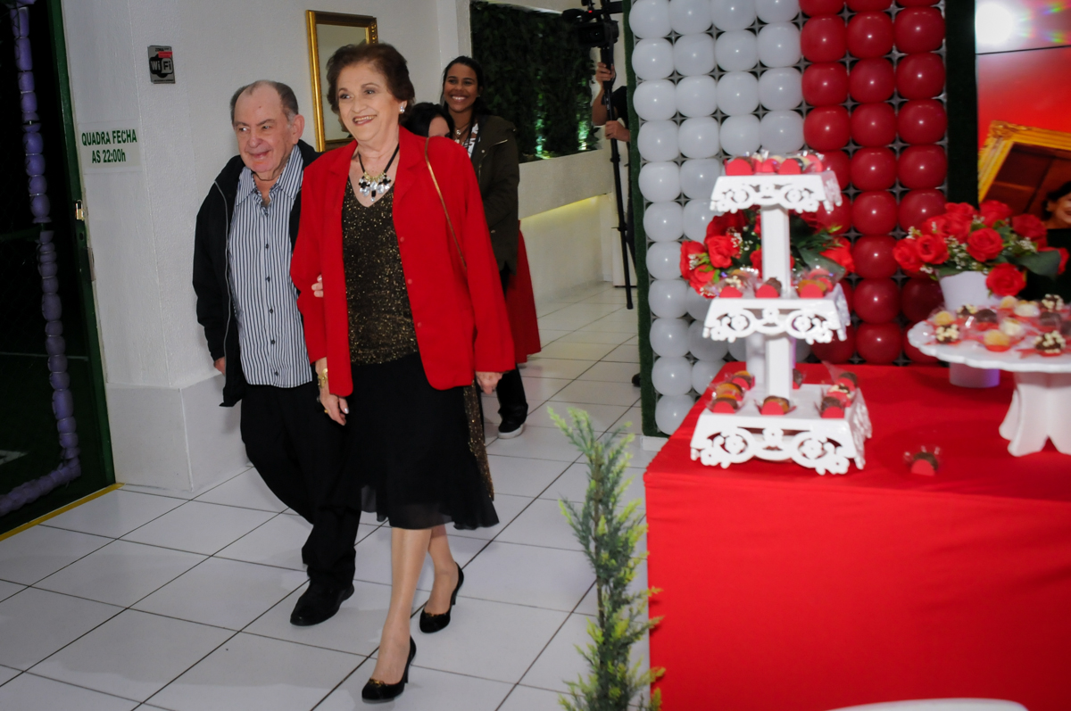 entrada-da-aniversariane-no-Buffet-Bugui-Ugui-Vila-Mascoti-são-paulo-sp-aniversário-adulto-laurinha-80-anos