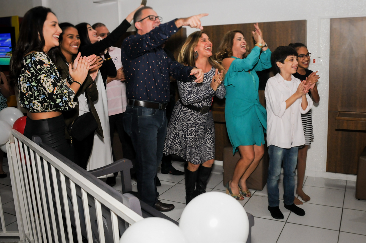 muita-alegria-com-a-entrada-da-aniversariante-no-Buffet-Bugui-Ugui-Vila-Mascoti-são-paulo-sp-aniversário-adulto-laurinha-80-anos