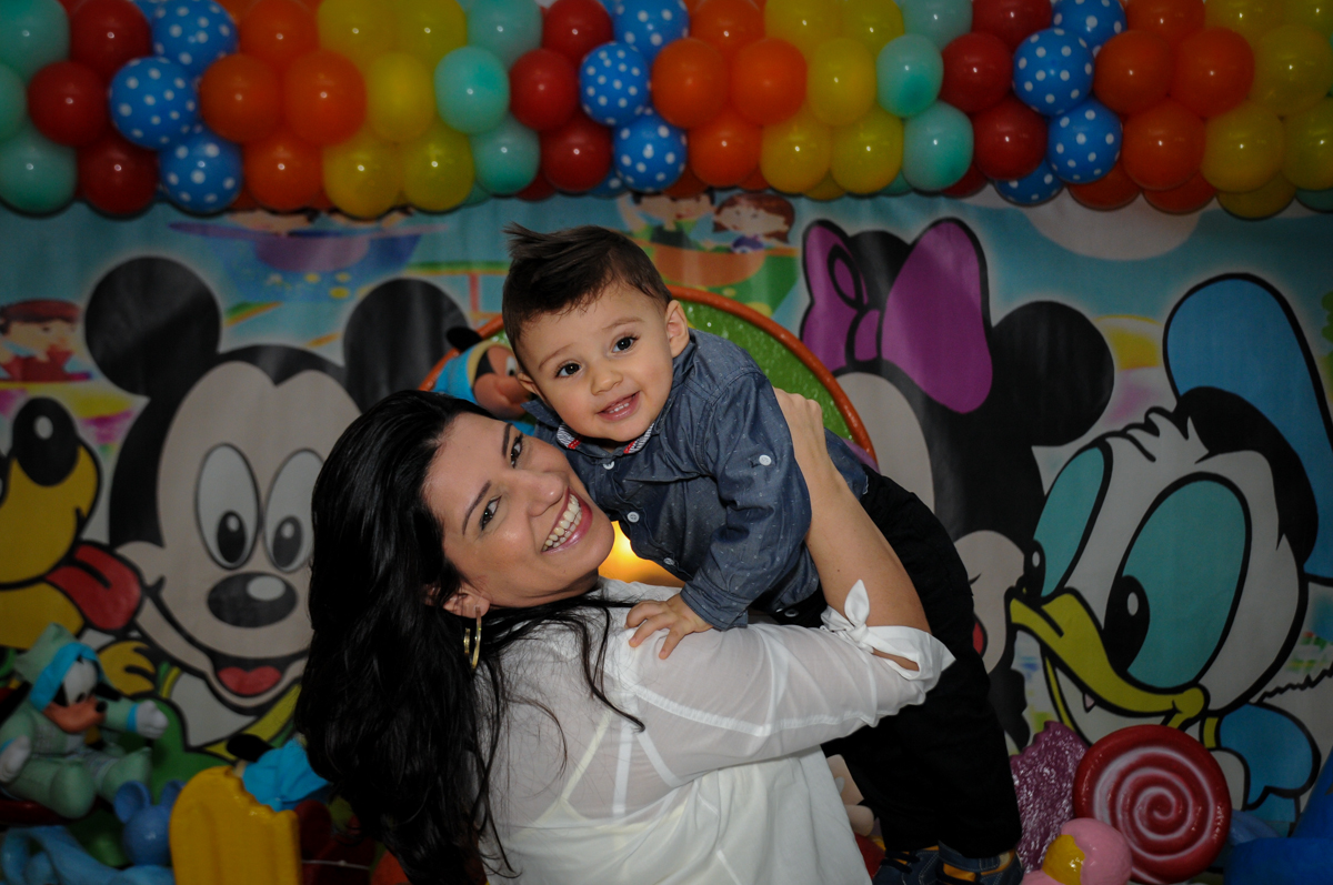 fotografia-mãe-e-filho-no-Buffet-fabrica-da-alegria-morumbi-são-paulo-sp-festa-infantil-aniversário-infantil-pedro-1-ano-tema-da-festa-turma-do-mickey