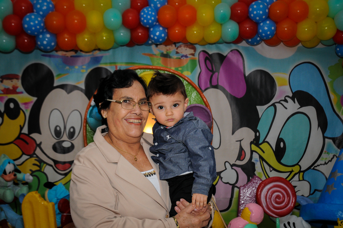 fotografia-vó-e-neto-no-Buffet-fabrica-da-alegria-morumbi-são-paulo-sp-festa-infantil-aniversário-infantil-pedro-1-ano-tema-da-festa-turma-do-mickey