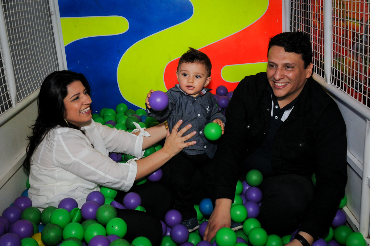 bagunça-na-piscina-de-bolinha-no-Buffet-fabrica-da-alegria-morumbi-são-paulo-sp-festa-infantil-aniversário-infantil-pedro-1-ano-tema-da-festa-turma-do-mickey