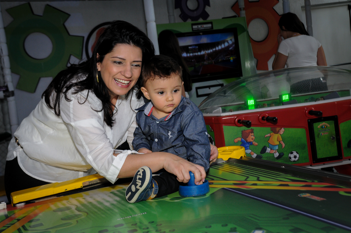 jogando-futebol-no-Buffet-fabrica-da-alegria-morumbi-são-paulo-sp-festa-infantil-aniversário-infantil-pedro-1-ano-tema-da-festa-turma-do-mickey