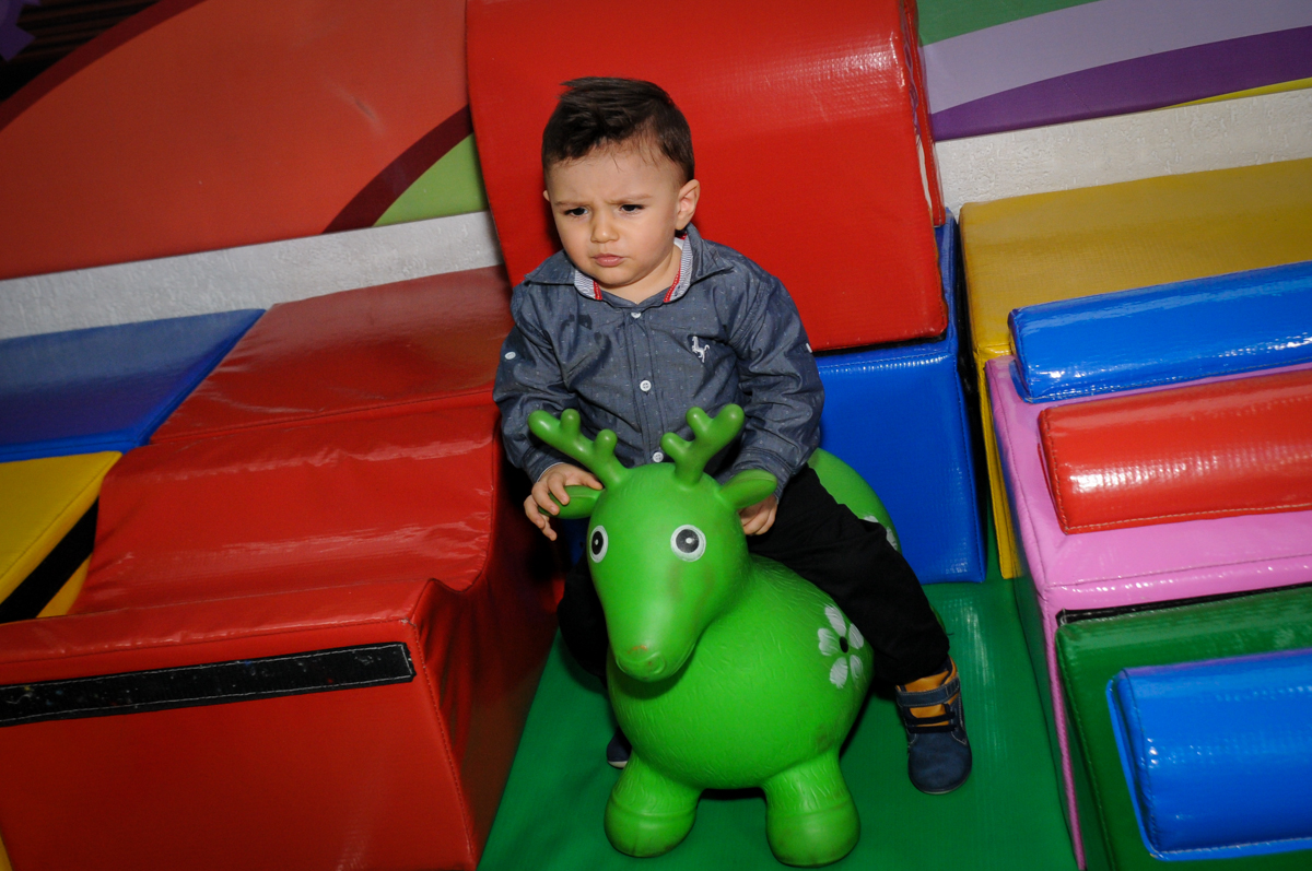 brincando-na-área-baby-no-Buffet-fabrica-da-alegria-morumbi-são-paulo-sp-festa-infantil-aniversário-infantil-pedro-1-ano-tema-da-festa-turma-do-mickey