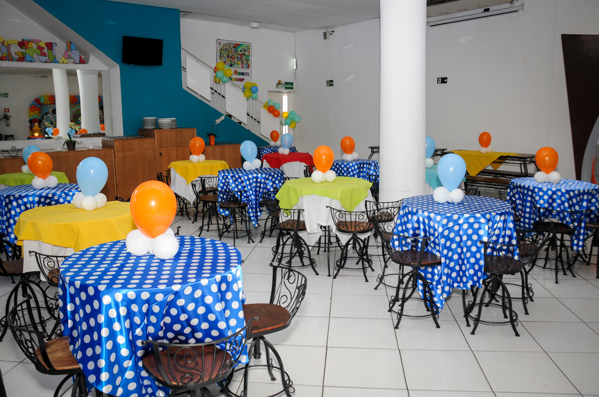 mesas-decoradas-com-bexigas-no-Buffet-fabrica-da-alegria-morumbi-são-paulo-sp-festa-infantil-aniversário-infantil-pedro-1-ano-tema-da-festa-turma-do-mickey