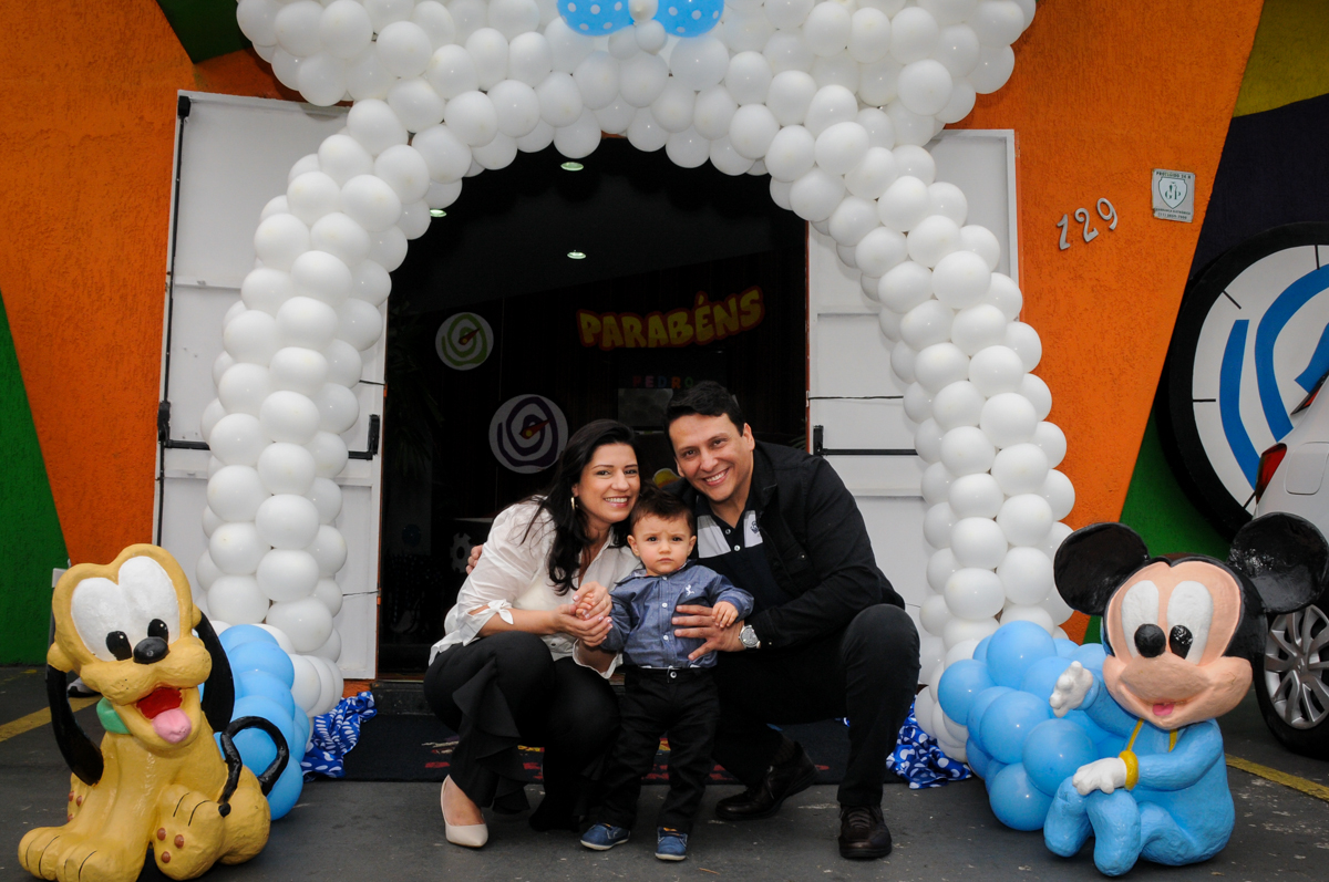 fotografia-família-no-arco-de-bexigas-no-Buffet-fabrica-da-alegria-morumbi-são-paulo-sp-festa-infantil-aniversário-infantil-pedro-1-ano-tema-da-festa-turma-do-mickey