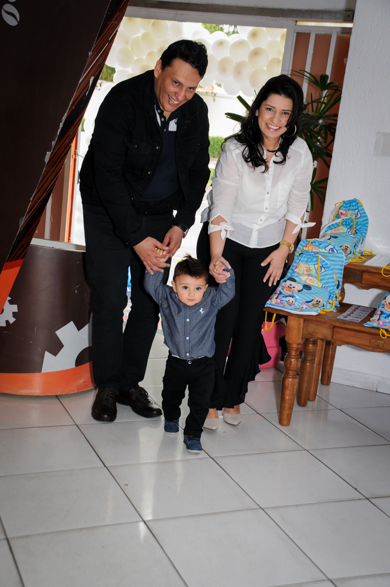 entrada-da-família-na-festa-no-Buffet-fabrica-da-alegria-morumbi-são-paulo-sp-festa-infantil-aniversário-infantil-pedro-1-ano-tema-da-festa-turma-do-mickey