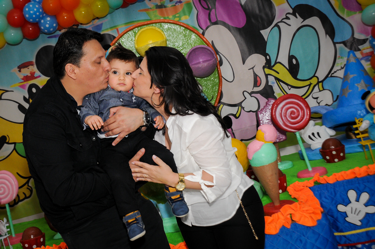 beijinho-sanduiche-no-aniversatiante-no-Buffet-fabrica-da-alegria-morumbi-são-paulo-sp-festa-infantil-aniversário-infantil-pedro-1-ano-tema-da-festa-turma-do-mickey