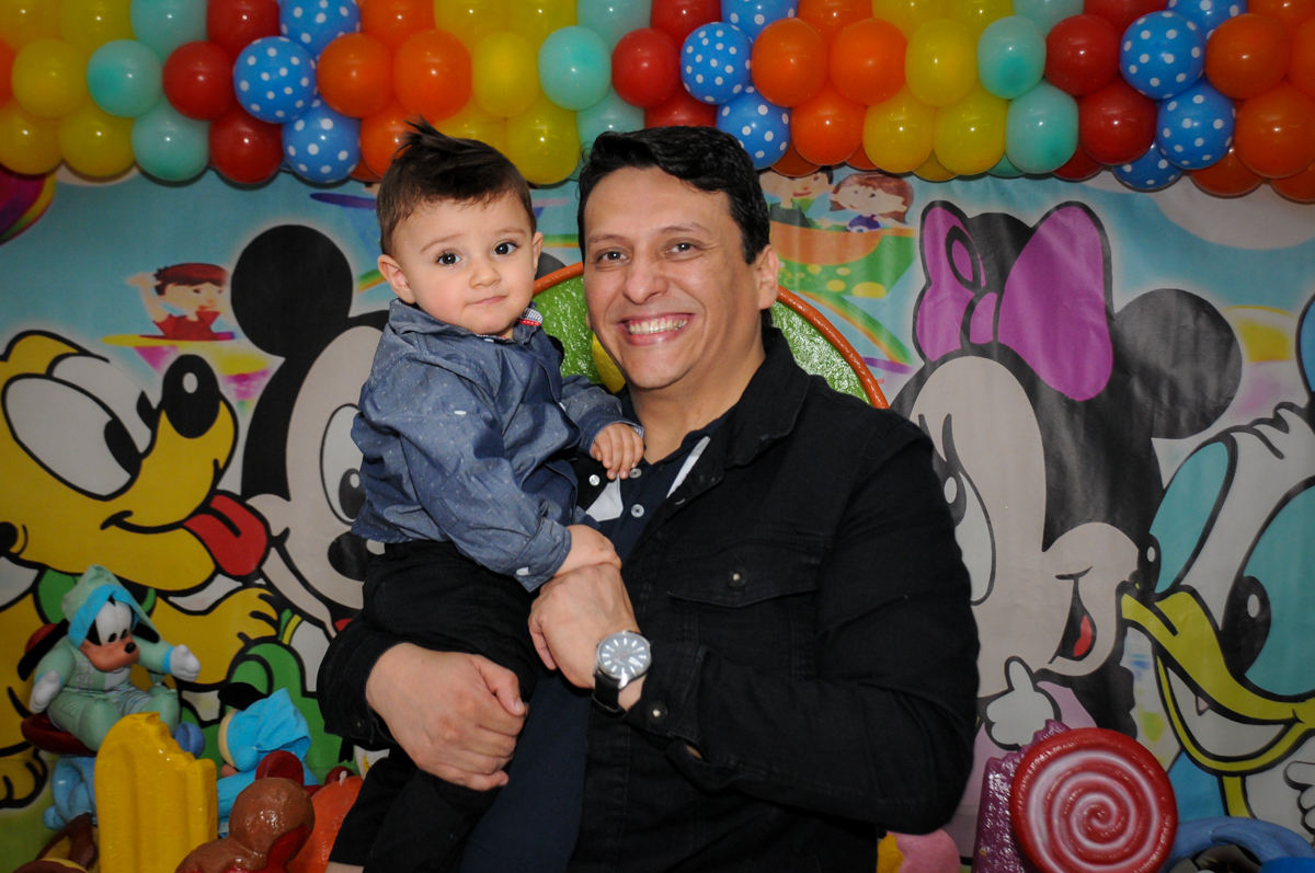 fotografia-pai-e-filho-no-Buffet-fabrica-da-alegria-morumbi-são-paulo-sp-festa-infantil-aniversário-infantil-pedro-1-ano-tema-da-festa-turma-do-mickey