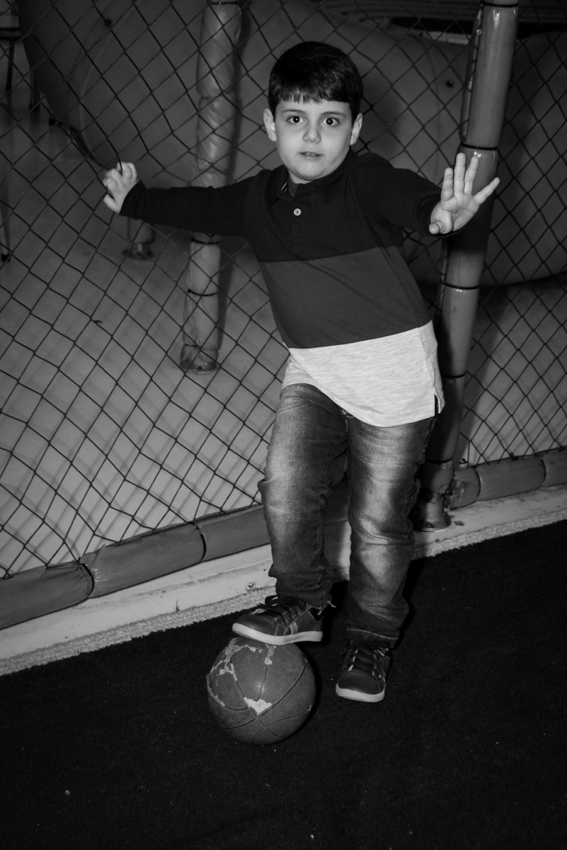 jogando-futebol-no-Buffet-Lé-com-Cré-Barra-Funda-São-Paulo-SP-festa-nfantil-tema-da-festa-minicraft