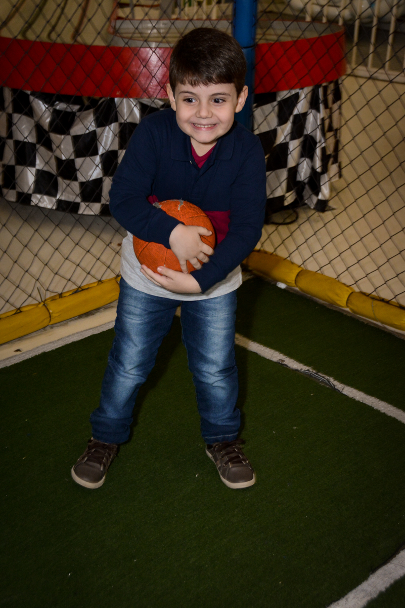 goleiro-agarra-a-bola-no-Buffet-Lé-com-Cré-Barra-Funda-São-Paulo-SP-festa-nfantil-tema-da-festa-minicraft