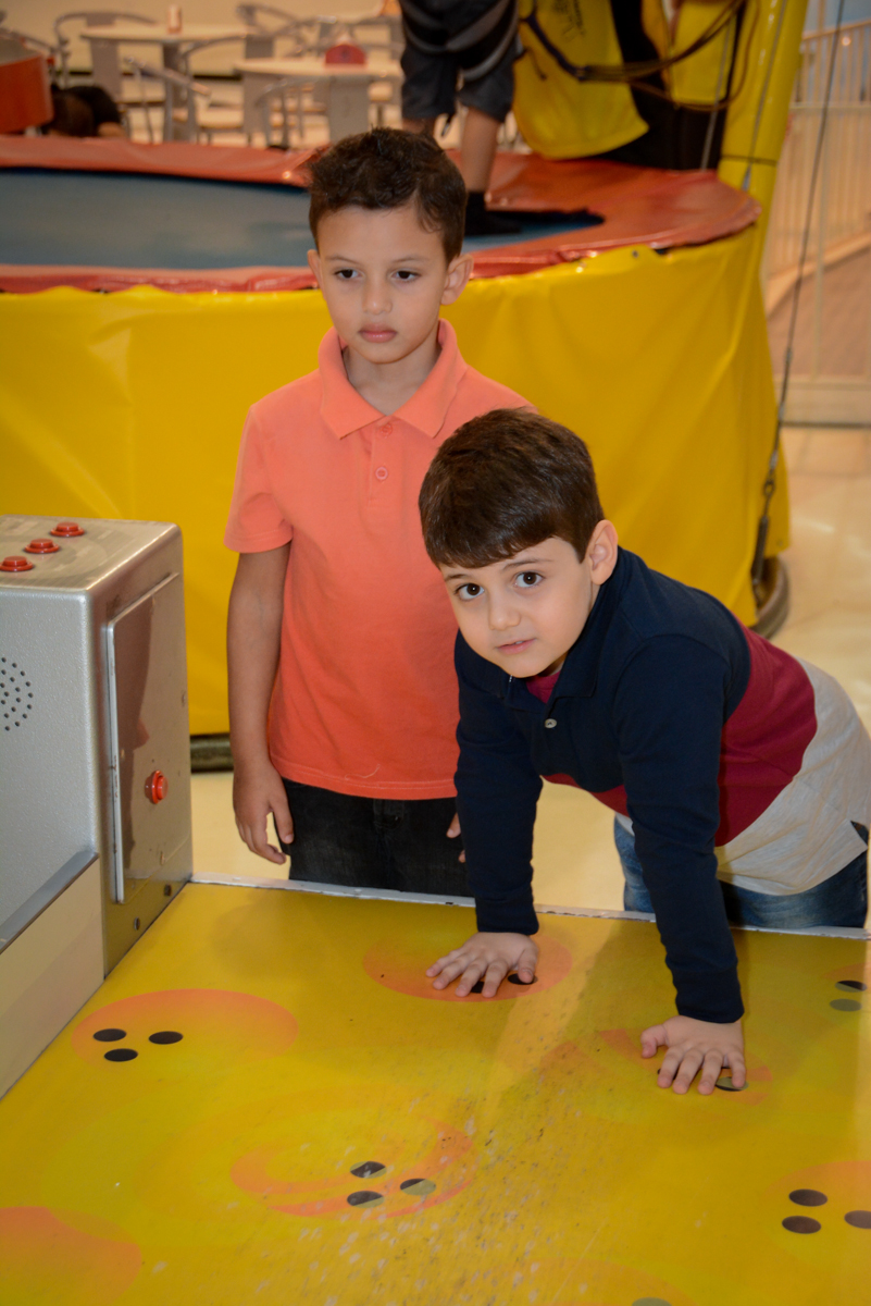 jogo-de-boliche-no-Buffet-Lé-com-Cré-Barra-Funda-São-Paulo-SP-festa-nfantil-tema-da-festa-minicraft