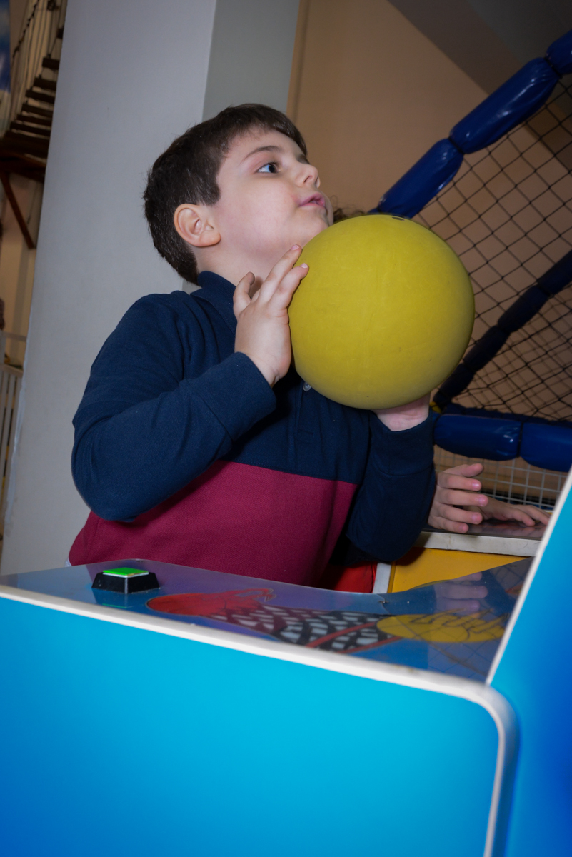 brincando-no-basquetebol-no-Buffet-Lé-com-Cré-Barra-Funda-São-Paulo-SP-festa-nfantil-tema-da-festa-minicraft