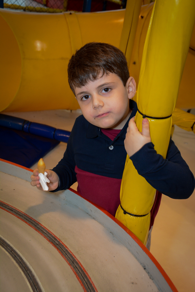 brincando-no-carrinho-de-corridas-no-Buffet-Lé-com-Cré-Barra-Funda-São-Paulo-SP-festa-nfantil-tema-da-festa-minicraft