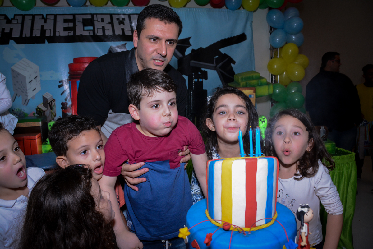 assoprando-a-vela-do-bolo-no-Buffet-Lé-com-Cré-Barra-Funda-São-Paulo-SP-festa-nfantil-tema-da-festa-minicraft