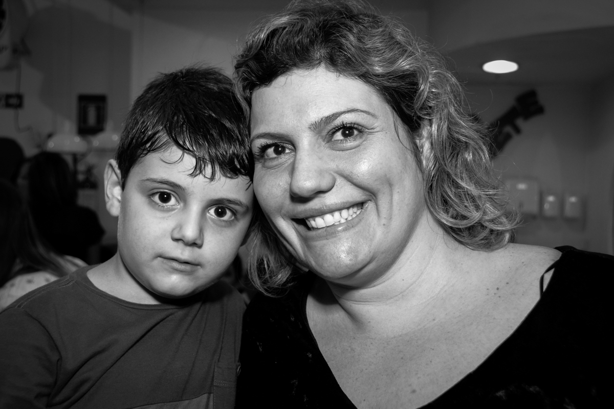 fotografia-mãe-e-filho-no-Buffet-Lé-com-Cré-Barra-Funda-São-Paulo-SP-festa-nfantil-tema-da-festa-minicraft