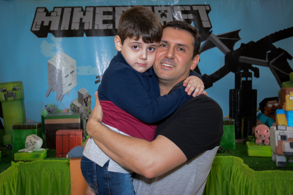 fotografia-pai-e-filho-no-Buffet-Lé-com-Cré-Barra-Funda-São-Paulo-SP-festa-nfantil-tema-da-festa-minicraft