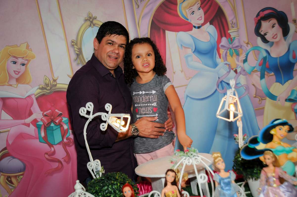 fotografia-pai--e-filha-no-buffet-fábrica-da-alegria,osasco-sp-festa-infantil-aniversário-maria-fernanda-5-anos-tema-da-festa-princesas