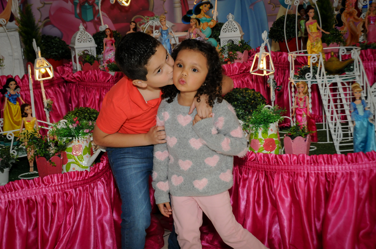 ganhando-beijinho-do-irmão-no-buffet-fábrica-da-alegria,osasco-sp-festa-infantil-aniversário-maria-fernanda-5-anos-tema-da-festa-princesas