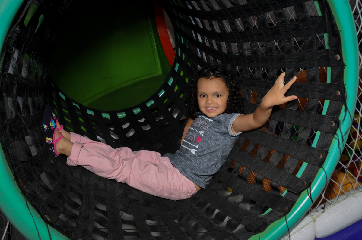 pose-para-foto-no-buffet-fábrica-da-alegria,osasco-sp-festa-infantil-aniversário-maria-fernanda-5-anos-tema-da-festa-princesas