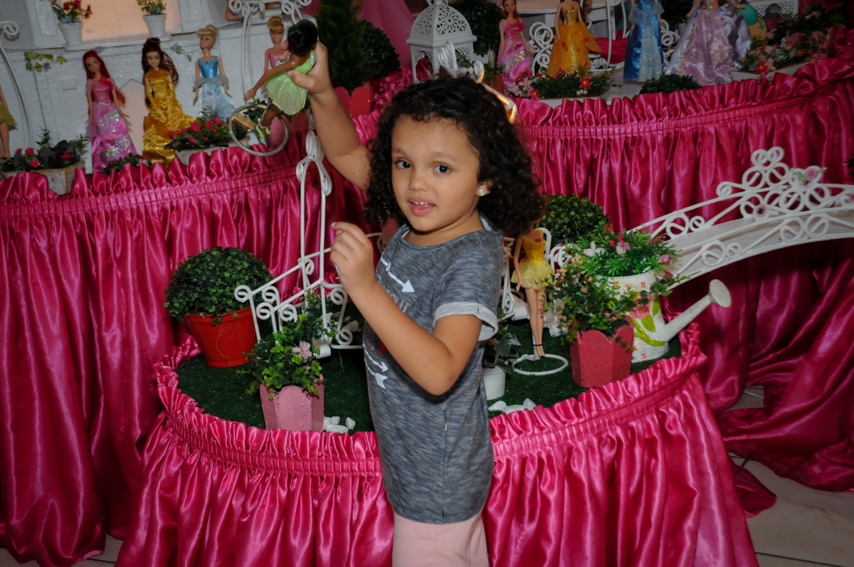 fotografia-na-mesa-decorada-no-buffet-fábrica-da-alegria,osasco-sp-festa-infantil-aniversário-maria-fernanda-5-anos-tema-da-festa-princesas