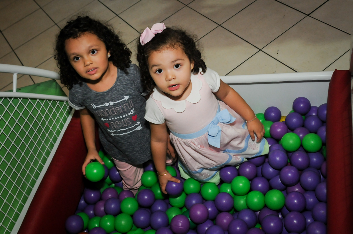 primas-brincam-na-piscina-de-blinha-no-buffet-fábrica-da-alegria,osasco-sp-festa-infantil-aniversário-maria-fernanda-5-anos-tema-da-festa-princesas