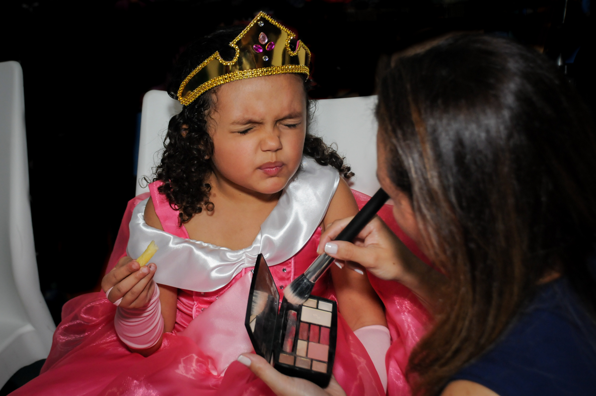 making-off-da-aniversariante-nobuffet-fábrica-da-alegria,osasco-sp-festa-infantil-aniversário-maria-fernanda-5-anos-tema-da-festa-princesas