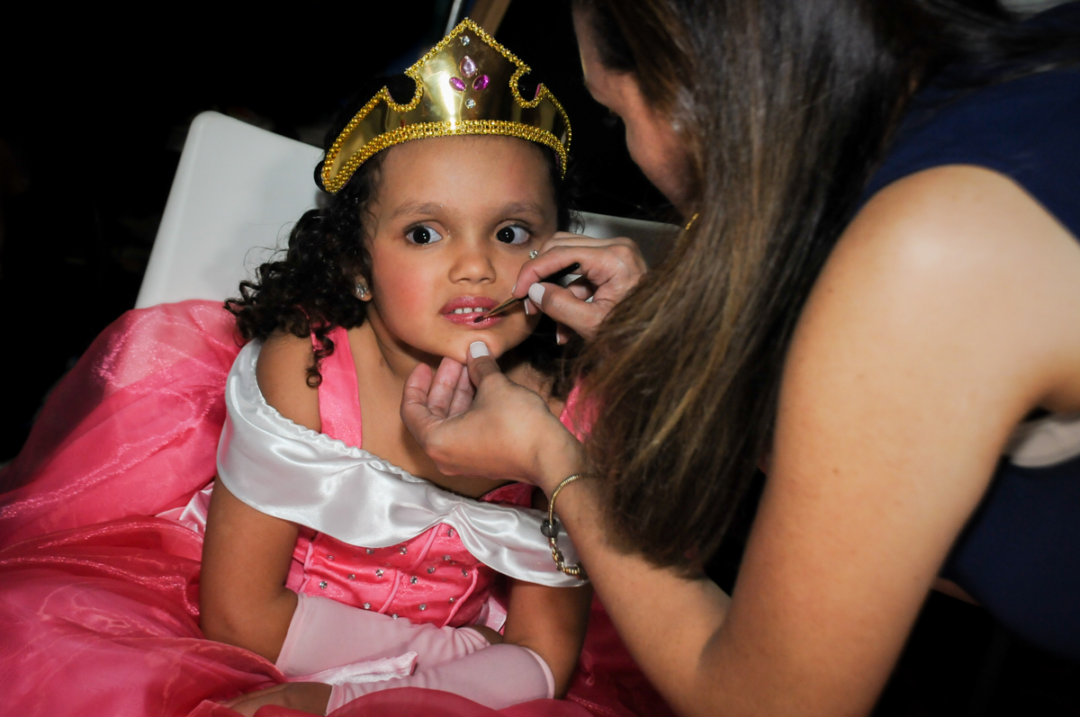 passando-batom-no-buffet-fábrica-da-alegria,osasco-sp-festa-infantil-aniversário-maria-fernanda-5-anos-tema-da-festa-princesas