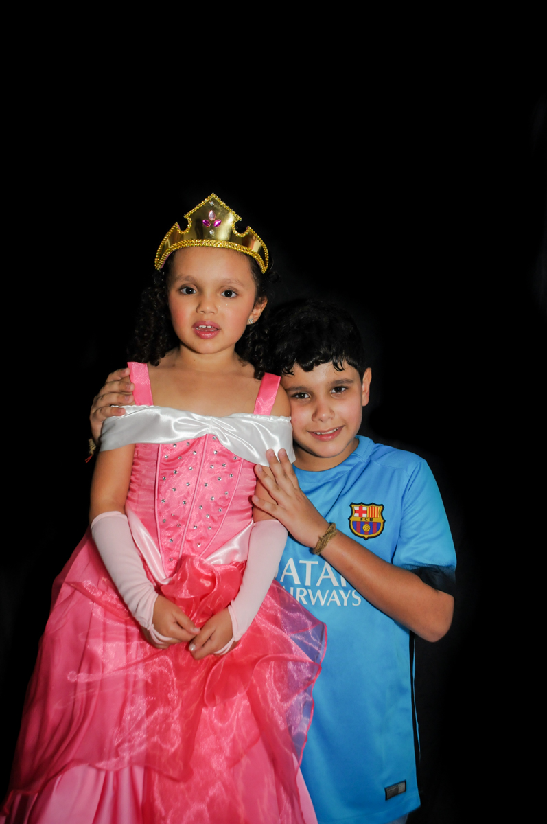 fotografia-dos-irmãos-no-buffet-fábrica-da-alegria,osasco-sp-festa-infantil-aniversário-maria-fernanda-5-anos-tema-da-festa-princesas