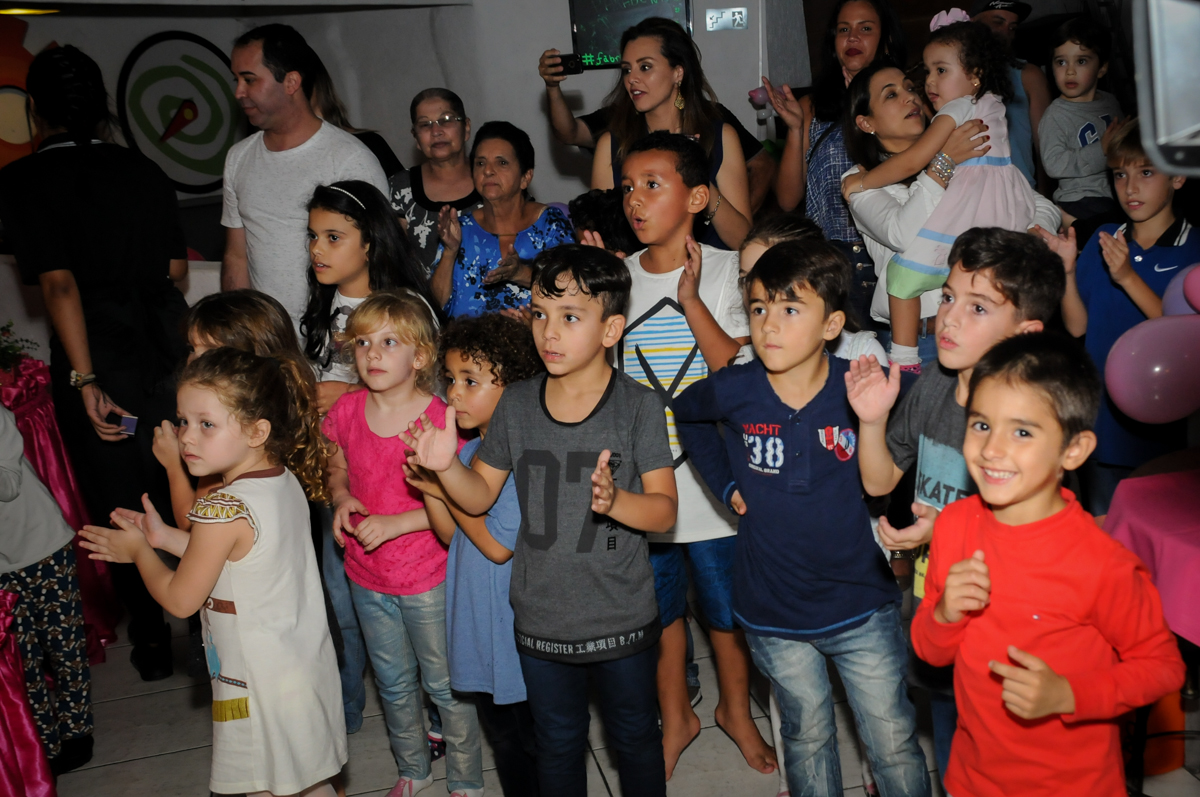 hora-do-parabéns-no-buffet-fábrica-da-alegria,osasco-sp-festa-infantil-aniversário-maria-fernanda-5-anos-tema-da-festa-princesas