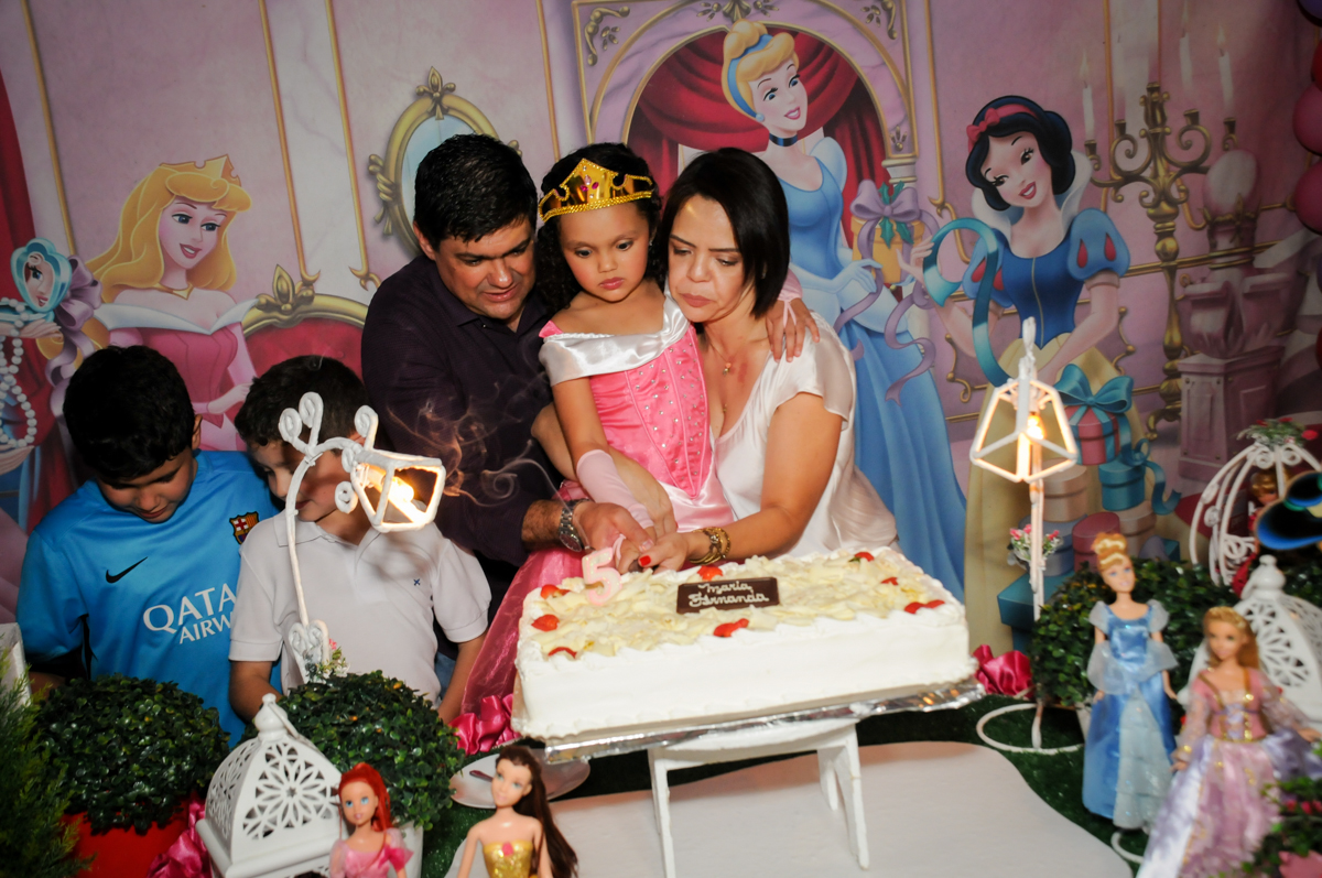 cortando-o-primeiro-pedaço-de-bolo-no-buffet-fábrica-da-alegria,osasco-sp-festa-infantil-aniversário-maria-fernanda-5-anos-tema-da-festa-princesas