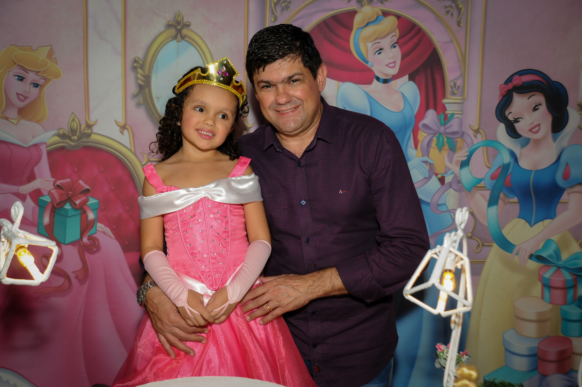 aniversariante-feliz-nobuffet-fábrica-da-alegria,osasco-sp-festa-infantil-aniversário-maria-fernanda-5-anos-tema-da-festa-princesas