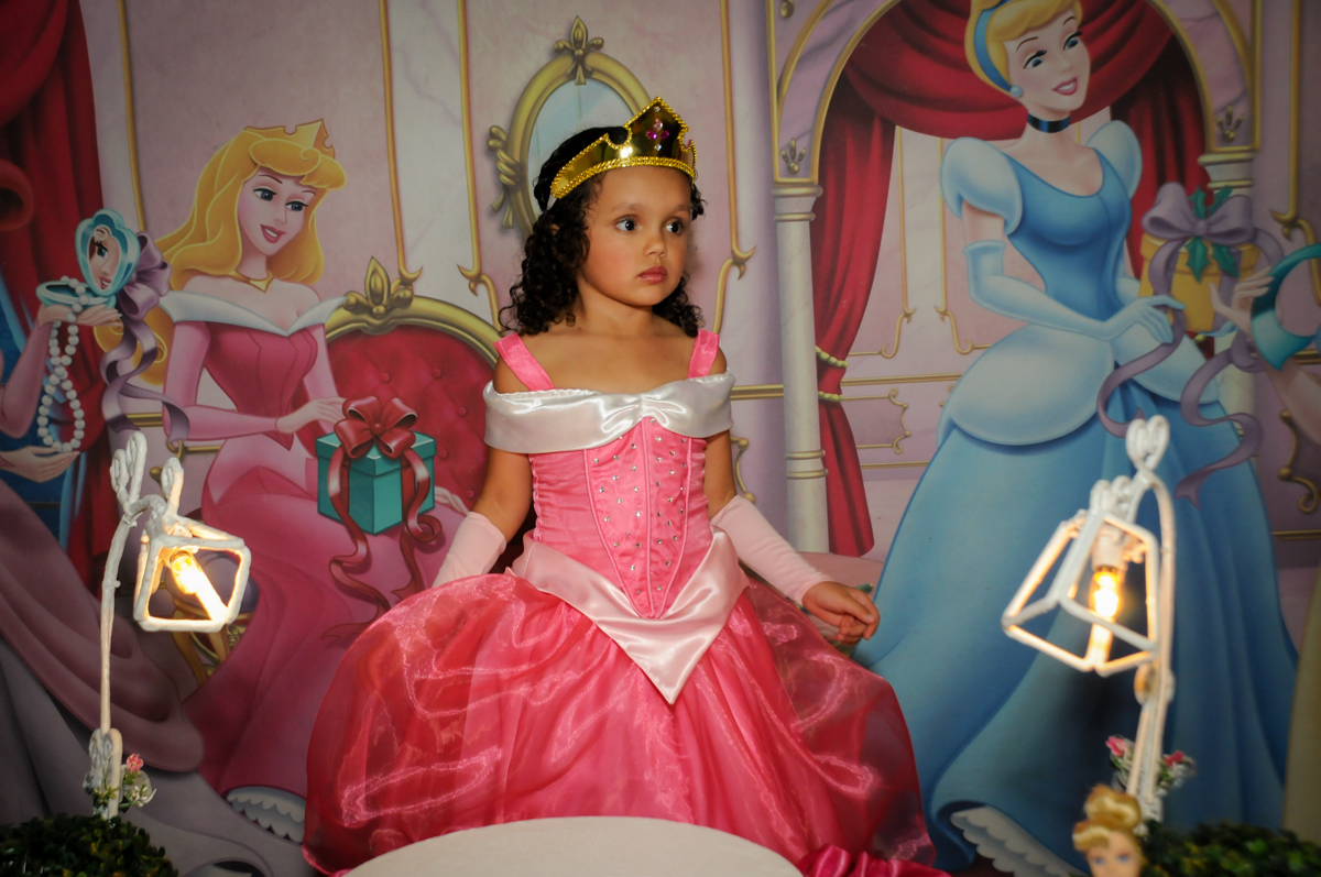 linda-vestida-de-princesa-nobuffet-fábrica-da-alegria,osasco-sp-festa-infantil-aniversário-maria-fernanda-5-anos-tema-da-festa-princesas