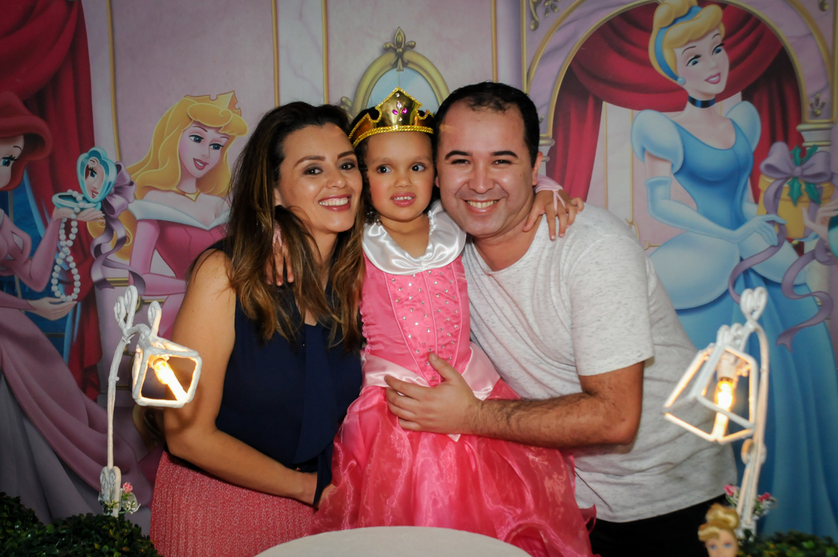 fantasia-de-princesa-linda-no-buffet-fábrica-da-alegria,osasco-sp-festa-infantil-aniversário-maria-fernanda-5-anos-tema-da-festa-princesas