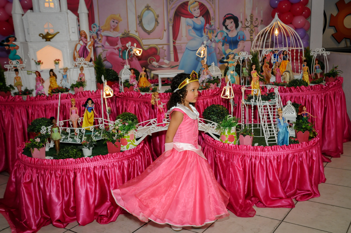 princesa-desfila-no-buffet-fábrica-da-alegria,osasco-sp-festa-infantil-aniversário-maria-fernanda-5-anos-tema-da-festa-princesas