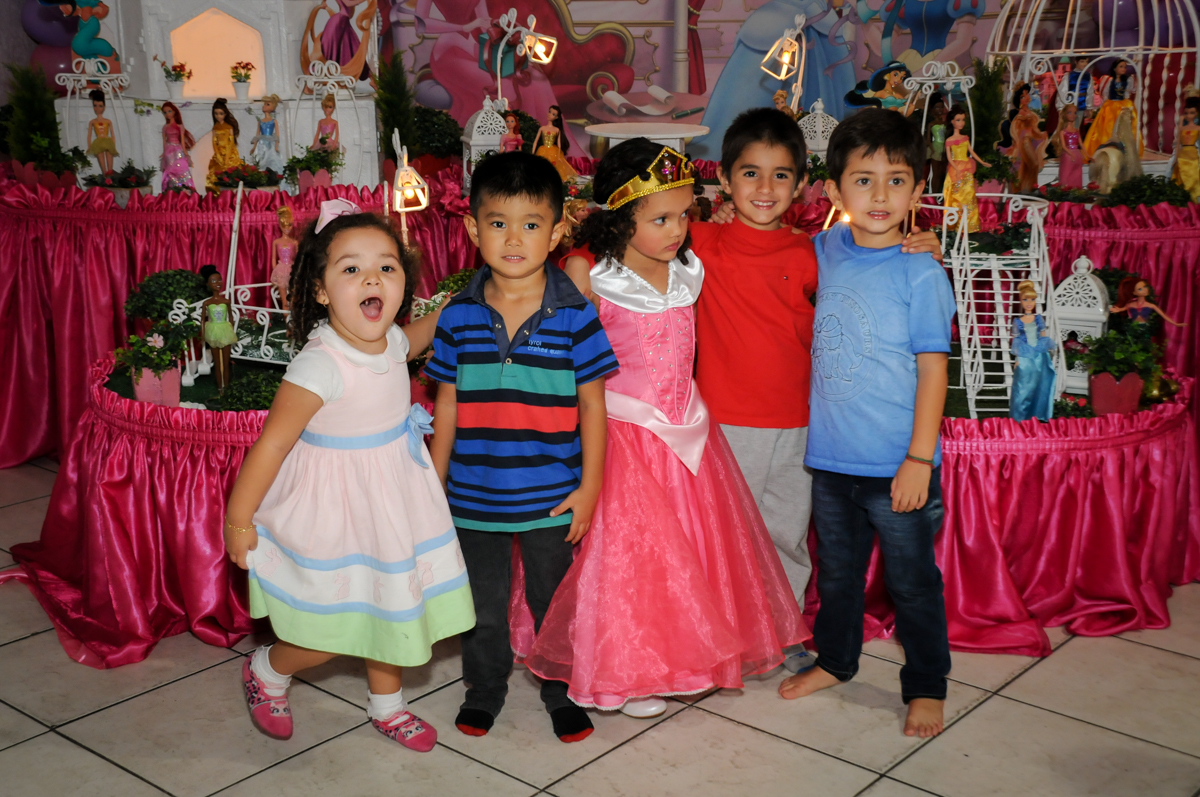 fotografia-com-os-amiguinhos-no-buffet-fábrica-da-alegria,osasco-sp-festa-infantil-aniversário-maria-fernanda-5-anos-tema-da-festa-princesas