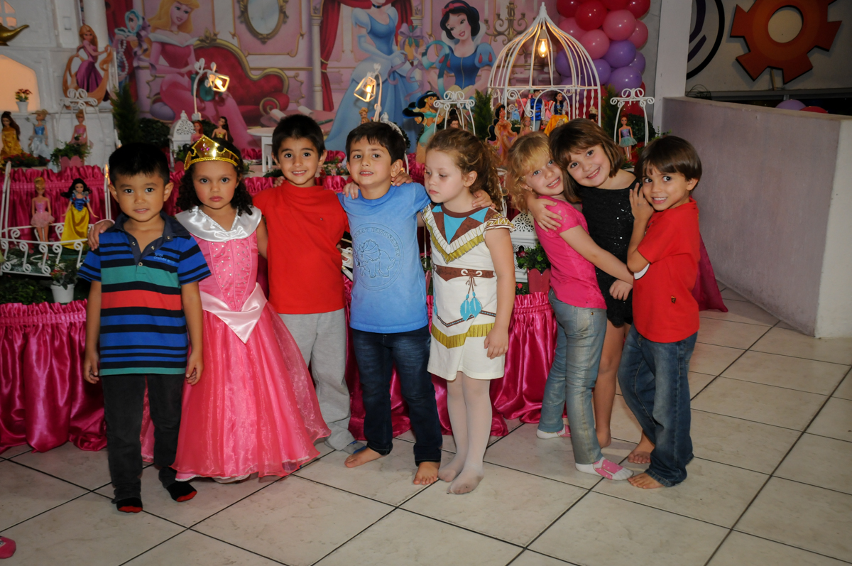 posando-para-foto-no-buffet-fábrica-da-alegria,osasco-sp-festa-infantil-aniversário-maria-fernanda-5-anos-tema-da-festa-princesas