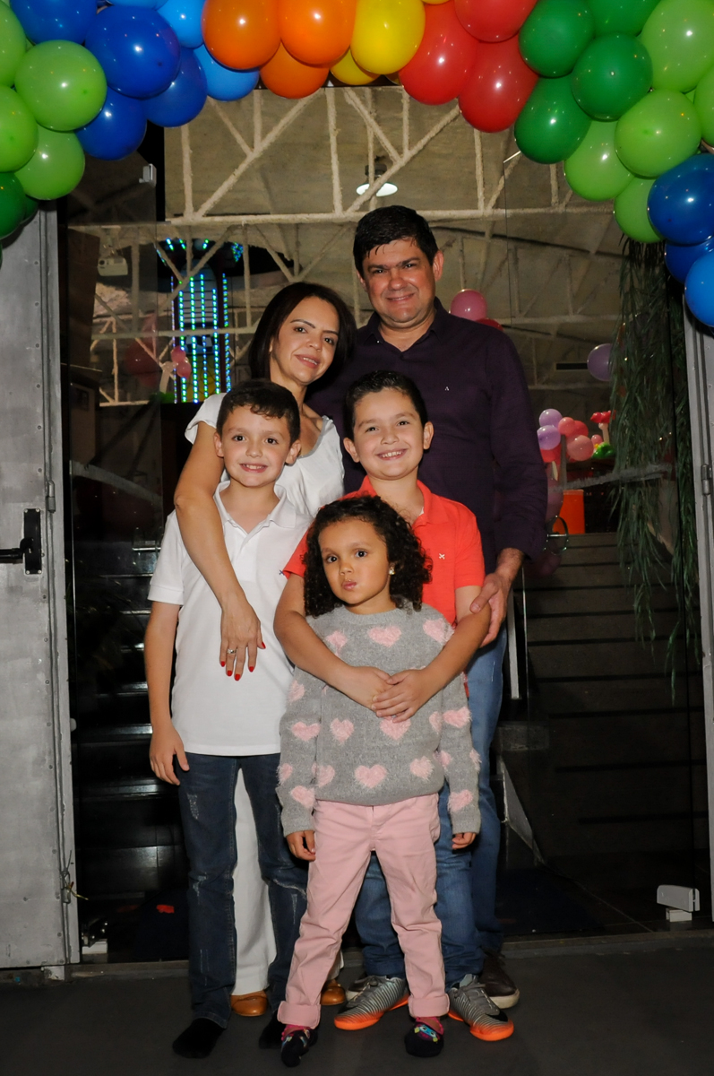 fotografia-da-família-no-buffet-fábrica-da-alegria,osasco-sp-festa-infantil-aniversário-maria-fernanda-5-anos-tema-da-festa-princesas
