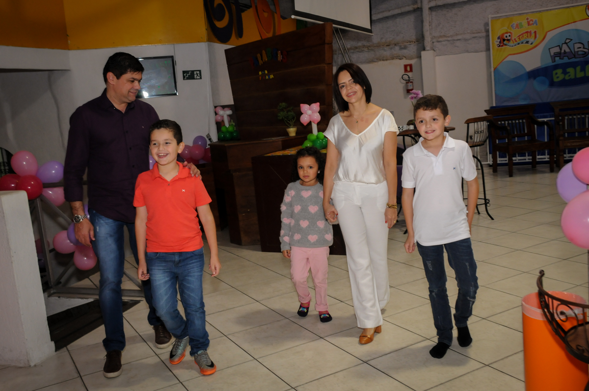 entrada-da-entrada-da-família-no-buffet-fábrica-da-alegria,osasco-sp-festa-infantil-aniversário-maria-fernanda-5-anos-tema-da-festa-princesas